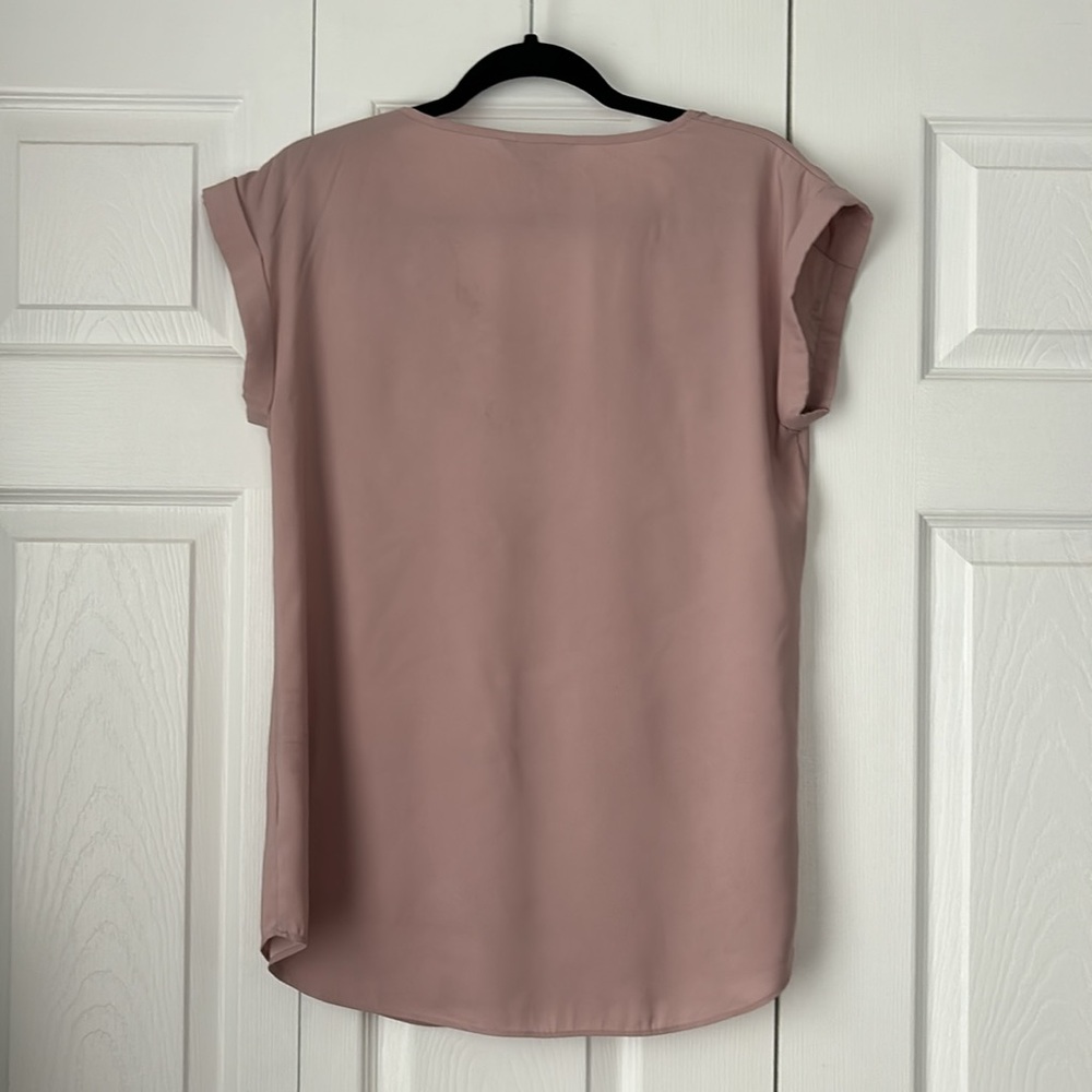 💰3/$25 BUNDLE 💰 Pretty V-Neck Express Top 🌼 - Picture 4 of 4
